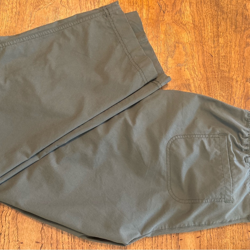 Kirkland ladies size 8 travel pants green